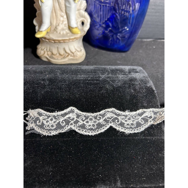 Approximately 13 yards of off-white lace