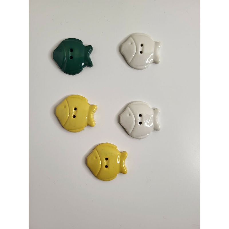 Mixed plastic fish buttons, set of 5.